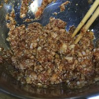 芹菜香菇蝦仁豬肉餃子的做法 步骤3