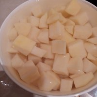 土豆悶紅燒肉的做法 步骤3