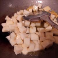 土豆悶紅燒肉的做法 步骤6