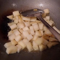 土豆悶紅燒肉的做法 步骤7