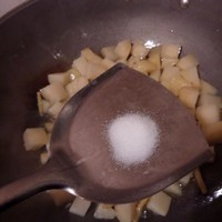 土豆悶紅燒肉的做法 步骤8