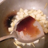 土豆悶紅燒肉的做法 步骤9