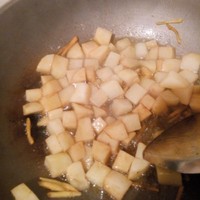 土豆悶紅燒肉的做法 步骤10