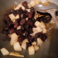 土豆悶紅燒肉的做法 步骤11