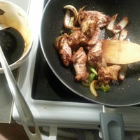 兩人飯之醬油燜雞翅的做法 步骤3