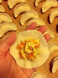 西葫蘆胡蘿卜雞蛋香蔥餡餃子的做法 步骤7