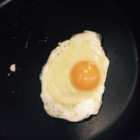 煎荷包蛋（煎雞蛋，多種早餐搭配）的做法 步骤2