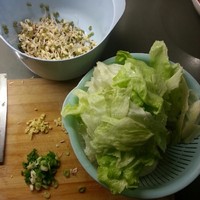 兩人飯之酸辣生菜豆芽湯的做法 步骤1