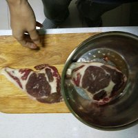 烤箱制作西冷牛排的做法 步骤2