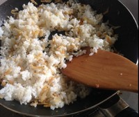牛油果蝦皮蛋炒飯的做法 步骤4