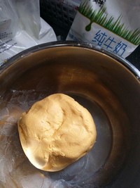 牛奶南瓜豆沙糯米餅的做法 步骤2