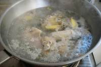 菌菇炖雞湯的做法 步骤2