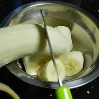 豆漿機版香蕉奶昔的做法 步骤2