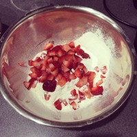 極易成功的草莓香蕉麥芬（杯子蛋糕）的做法 步骤8