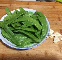 清炒豌豆片~老丁的私房菜的做法 步骤1