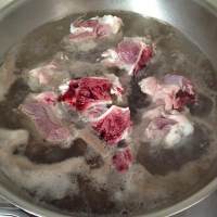 冬筍香菇墨魚干炖大骨湯的做法 步骤3