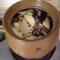 冬筍香菇墨魚干炖大骨湯的做法 步骤4