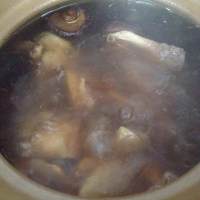 冬筍香菇墨魚干炖大骨湯的做法 步骤5