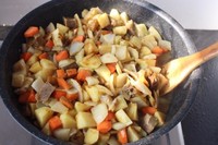 椰香咖喱炖土豆牛肉的做法 步骤3
