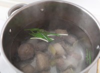 牛尾骨蘿卜湯的做法 步骤3