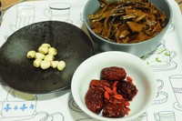 茶樹菇蓮子紅棗雞腳湯的做法 步骤1