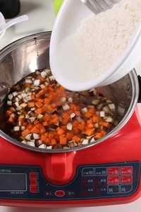 自動烹飪鍋做胡蘿卜香菇燜飯-捷賽私房菜的做法 步骤3