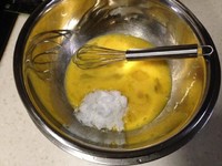 快手全蛋法肉松蛋糕卷的做法 步骤3