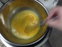 快手全蛋法肉松蛋糕卷的做法 步骤4