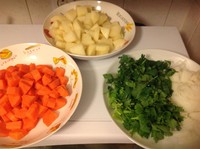 牛肉湯燴胡蘿卜土豆的做法 步骤1