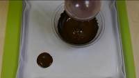 Chocolate Balloon Bowls 巧克力碗甜點 by やゲ、 妄想ヲюфク!的做法 步骤5