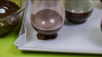 Chocolate Balloon Bowls 巧克力碗甜點 by やゲ、 妄想ヲюфク!的做法 步骤6