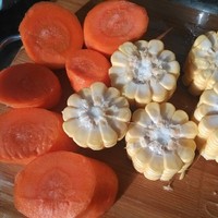 玉米排骨胡蘿卜湯(簡單版)的做法 步骤2