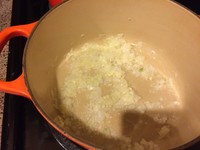 洋蔥牛奶味增湯底的做法 步骤1