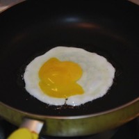 五分鐘一顆蛋的簡易奶白高湯的做法 步骤2