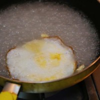 五分鐘一顆蛋的簡易奶白高湯的做法 步骤4