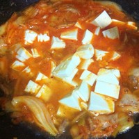 辣白菜五花肉豆腐湯的做法 步骤3