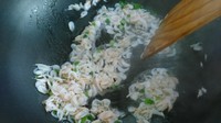 杭椒炒蝦皮的做法 步骤2