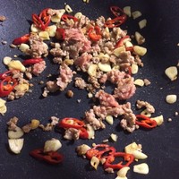 泡椒肉末芹菜的做法 步骤2
