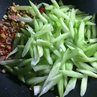 泡椒肉末芹菜的做法 步骤3
