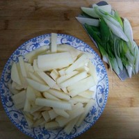 蔥燒土豆條的做法 步骤1