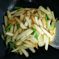 蔥燒土豆條的做法 步骤4