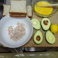 牛油果金槍魚雞蛋沙拉的做法 步骤1