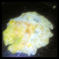 寶寶食譜 黃油洋蔥菠菜培根雜糧面加煎蛋的做法 步骤5