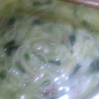 寶寶食譜 黃油洋蔥菠菜培根雜糧面加煎蛋的做法 步骤4