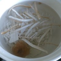 寶寶食譜 高湯菌菇面的做法 步骤1