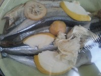 鹽烤秋刀魚的做法 步骤1