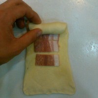 甜面包配方。本配方用于各式甜包。培根芝士面包卷的做法 步骤2