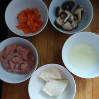 寶寶輔食∼香菇胡蘿卜雞肉豆腐丸子的做法 步骤1