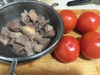 老丁的私房菜-番茄牛腩煲的做法 步骤3