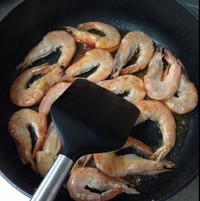 油燜蝦（COCABA MOSIECH系列24CM深煎鍋不粘鍋）的做法 步骤2